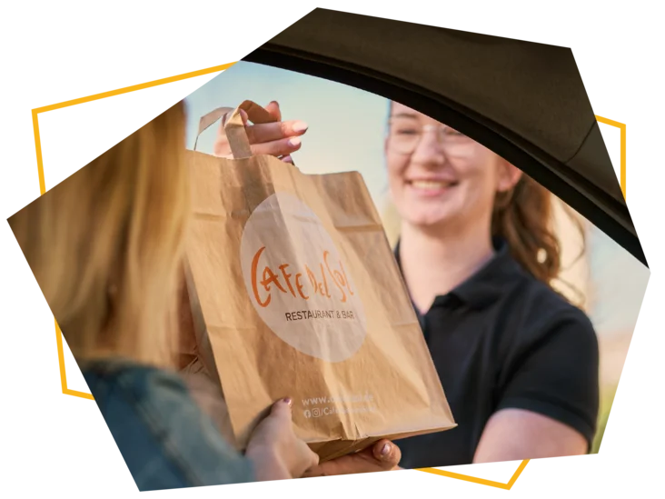 Abholung Take Away Bestellung bei Cafe Del Sol - im Auto sitzend.