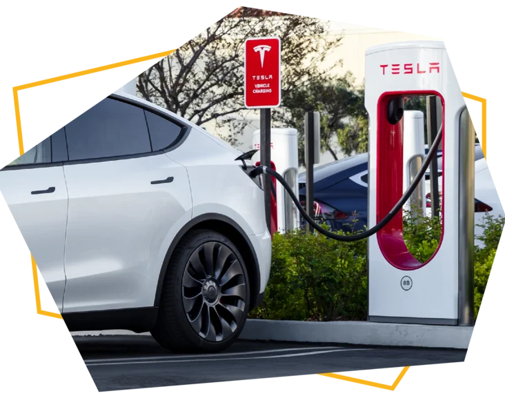 Auto lädt an Supercharger.