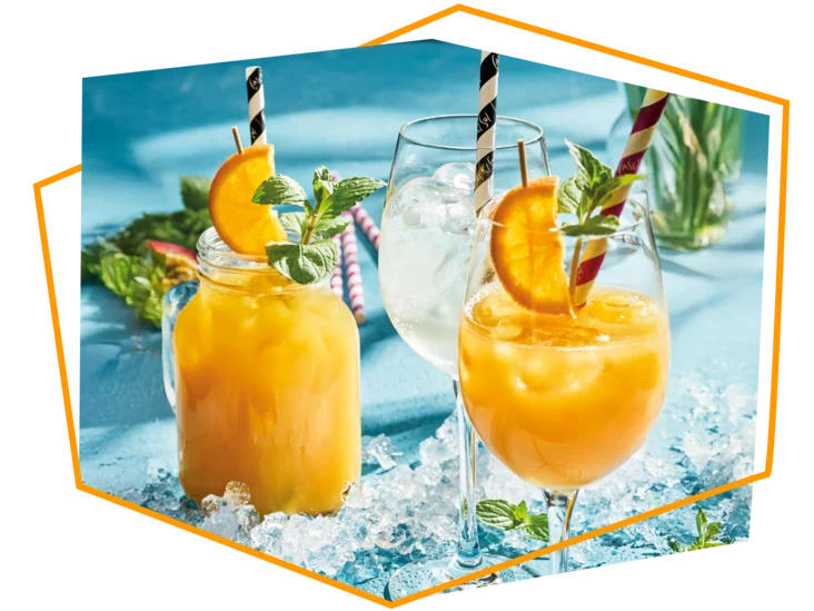 Die aktuellen Drinks aus dem Sommerspecial. Abgebildet sind der Maracuja-Vanille Eistee und Spritz.