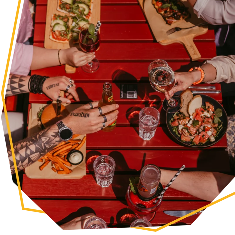 Dem Gast servierte Burger mit Beilagen und Getränken.